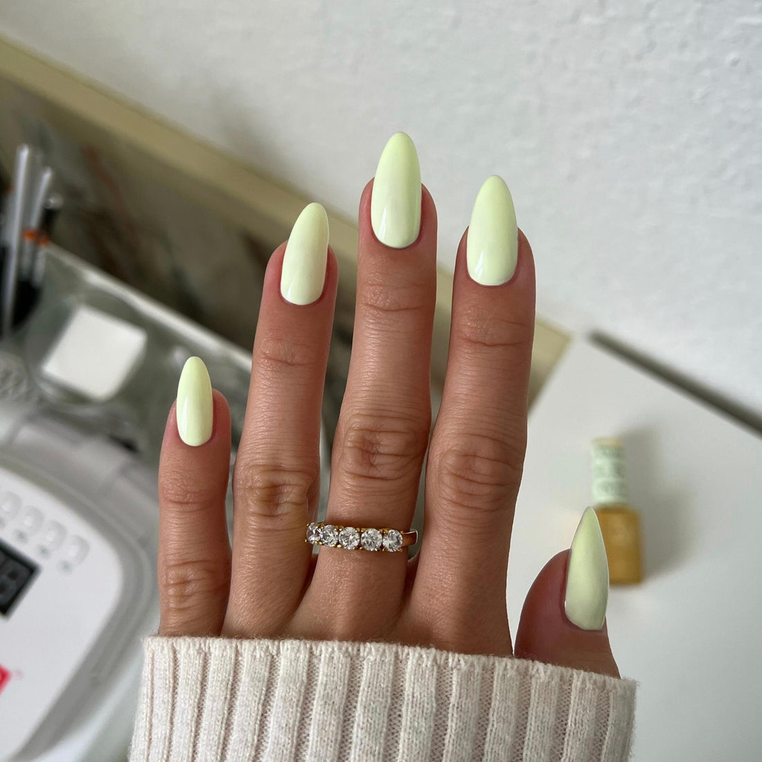 DND Diva Gel & Nail Polish - Pastel Pear #105