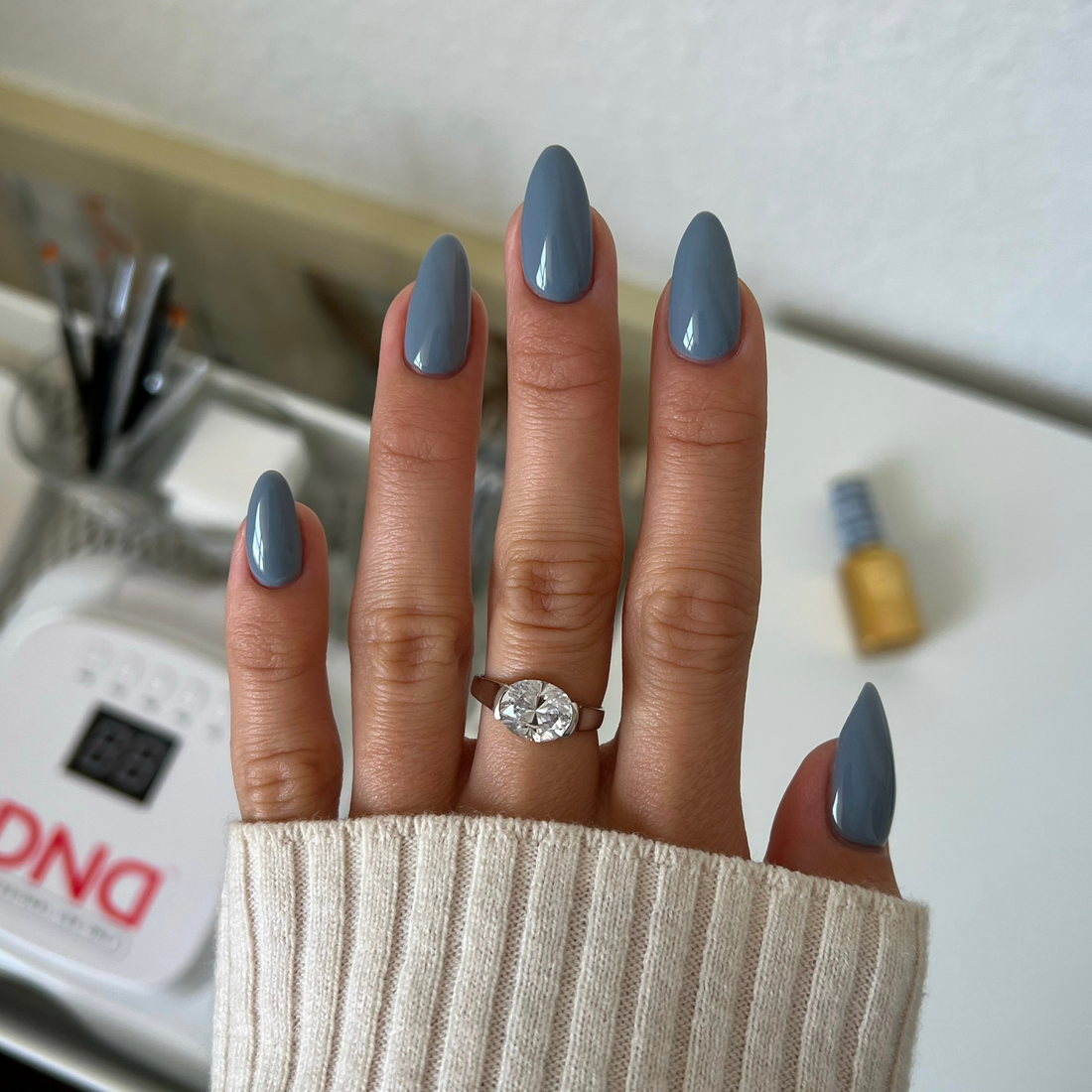 DND Diva Gel & Nail Polish - Airy Daze #259